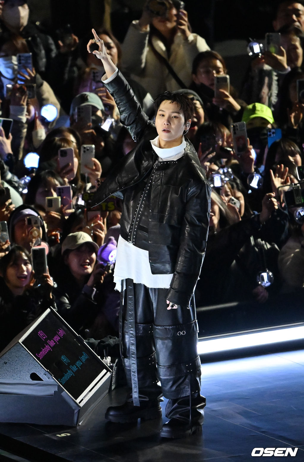 그룹 방탄소년단(BTS)이 21일 서울 광화문 광장에서 무료 복귀 공연 'BTS 컴백 라이브: 아리랑'(BTS THE COMEBACK LIVE | ARIRANG)을 펼쳐졌다. 방탄소년단은 전날 3년 9개월 만의 새 앨범인 정규 5집 ‘아리랑’을 발표했다. 타이틀곡 ‘스윔’은 멜론 ‘톱 100’ 차트 1위에 올랐고, 실물 음반도 발매 당일 약 400만장이 팔렸다. BTS의 슈가가 공연을 펼치고 있다. 2026.03.21 / rumi@osen.co.kr