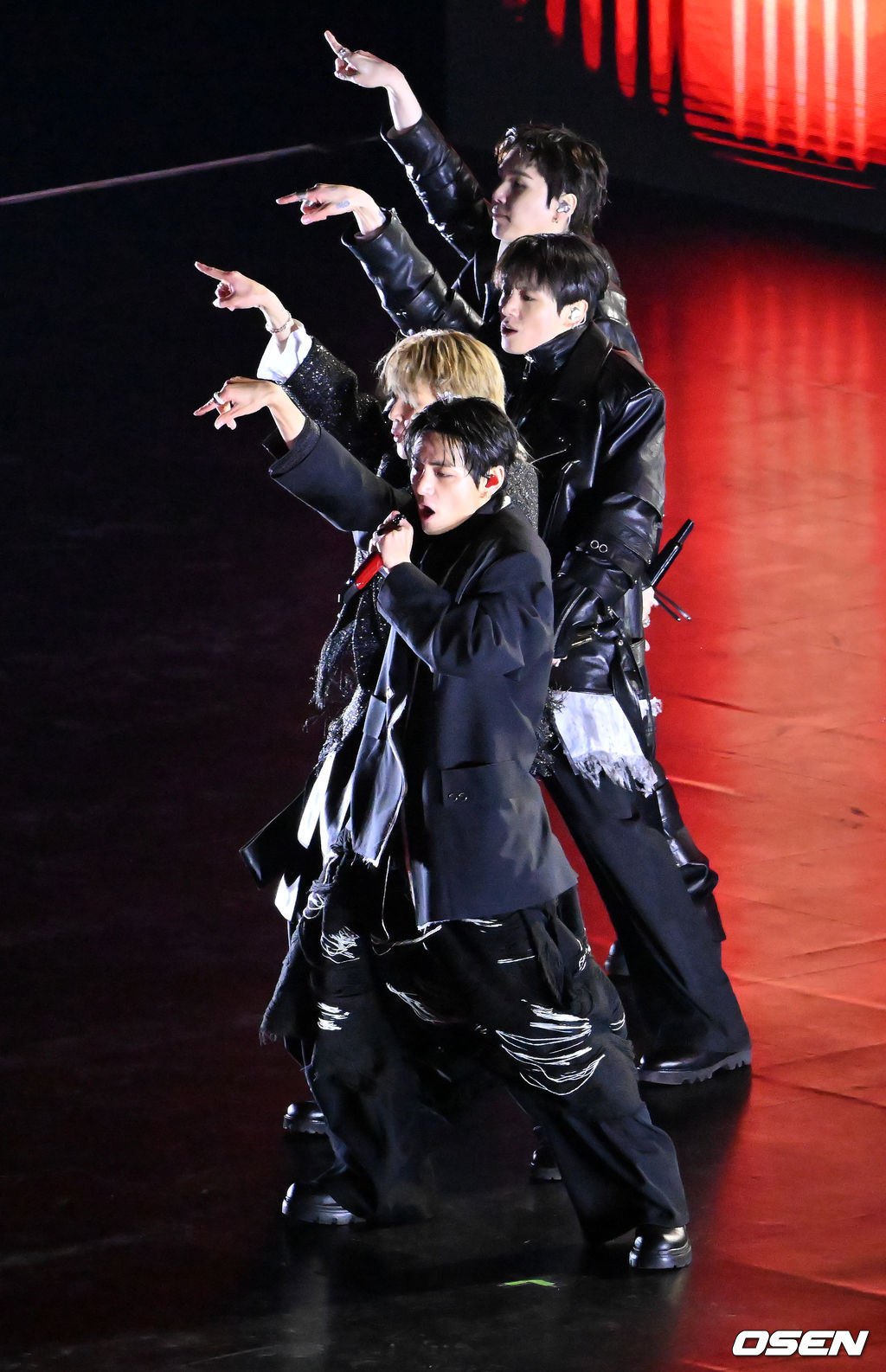 그룹 방탄소년단(BTS)이 21일 서울 광화문 광장에서 무료 복귀 공연 'BTS 컴백 라이브: 아리랑'(BTS THE COMEBACK LIVE | ARIRANG)을 펼쳐졌다. 방탄소년단은 전날 3년 9개월 만의 새 앨범인 정규 5집 ‘아리랑’을 발표했다. 타이틀곡 ‘스윔’은 멜론 ‘톱 100’ 차트 1위에 올랐고, 실물 음반도 발매 당일 약 400만장이 팔렸다. BTS가 공연을 펼치고 있다. 2026.03.21 / rumi@osen.co.kr