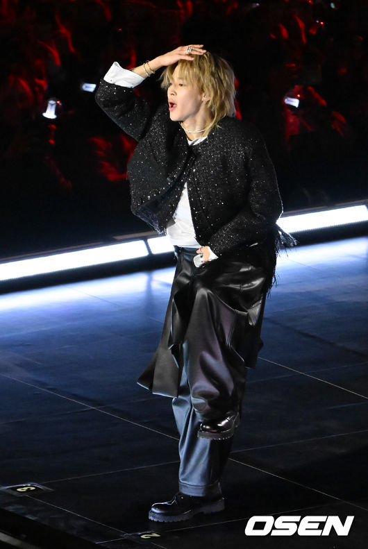 [OSEN=민경훈 기자] 그룹 방탄소년단(BTS)이 21일 서울 광화문 광장에서 무료 복귀 공연&nbsp;'BTS&nbsp;컴백 라이브: 아리랑'(BTS&nbsp;THE&nbsp;COMEBACK&nbsp;LIVE&nbsp;|&nbsp;ARIRANG)을 펼쳐졌다. 방탄소년단은 전날 3년 9개월 만의 새 앨범인 정규 5집 ‘아리랑’을 발표했다. 타이틀곡 ‘스윔’은 멜론 ‘톱 100’ 차트 1위에 올랐고, 실물 음반도 발매 당일 약 400만장이 팔렸다.  BTS의 지민이 공연을 펼치고 있다. 2026.03.21 / rumi@osen.co.kr