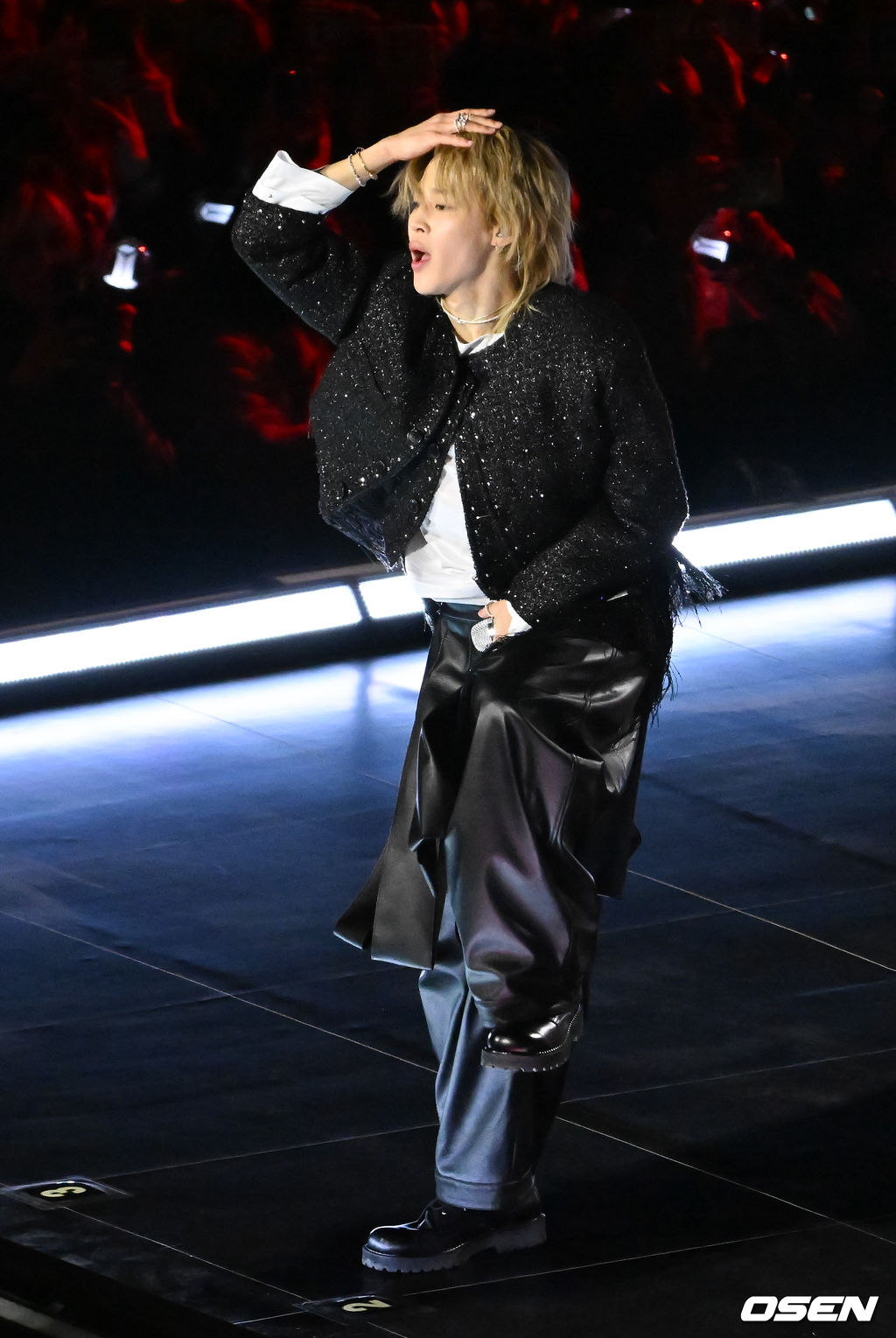 그룹 방탄소년단(BTS)이 21일 서울 광화문 광장에서 무료 복귀 공연 'BTS 컴백 라이브: 아리랑'(BTS THE COMEBACK LIVE | ARIRANG)을 펼쳐졌다. 방탄소년단은 전날 3년 9개월 만의 새 앨범인 정규 5집 ‘아리랑’을 발표했다. 타이틀곡 ‘스윔’은 멜론 ‘톱 100’ 차트 1위에 올랐고, 실물 음반도 발매 당일 약 400만장이 팔렸다. BTS의 지민이 공연을 펼치고 있다. 2026.03.21 / rumi@osen.co.kr