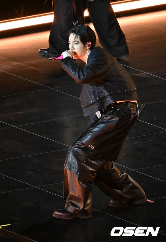 [OSEN=민경훈 기자] 그룹 방탄소년단(BTS)이 21일 서울 광화문 광장에서 무료 복귀 공연&nbsp;'BTS&nbsp;컴백 라이브: 아리랑'(BTS&nbsp;THE&nbsp;COMEBACK&nbsp;LIVE&nbsp;|&nbsp;ARIRANG)을 펼쳐졌다. 방탄소년단은 전날 3년 9개월 만의 새 앨범인 정규 5집 ‘아리랑’을 발표했다. 타이틀곡 ‘스윔’은 멜론 ‘톱 100’ 차트 1위에 올랐고, 실물 음반도 발매 당일 약 400만장이 팔렸다.  BTS의 진이 공연을 펼치고 있다. 2026.03.21 / rumi@osen.co.kr