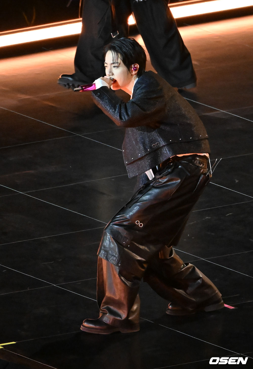 그룹 방탄소년단(BTS)이 21일 서울 광화문 광장에서 무료 복귀 공연 'BTS 컴백 라이브: 아리랑'(BTS THE COMEBACK LIVE | ARIRANG)을 펼쳐졌다. 방탄소년단은 전날 3년 9개월 만의 새 앨범인 정규 5집 ‘아리랑’을 발표했다. 타이틀곡 ‘스윔’은 멜론 ‘톱 100’ 차트 1위에 올랐고, 실물 음반도 발매 당일 약 400만장이 팔렸다. BTS의 진이 공연을 펼치고 있다. 2026.03.21 / rumi@osen.co.kr