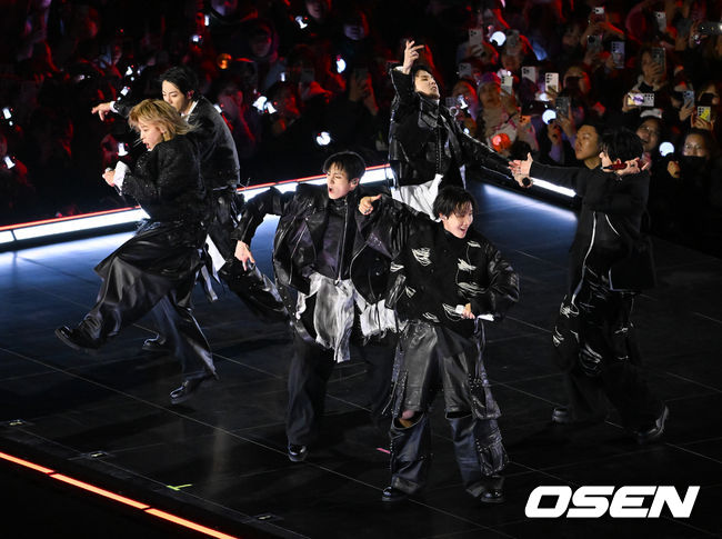 [OSEN=민경훈 기자] 그룹 방탄소년단(BTS)이 21일 서울 광화문 광장에서 무료 복귀 공연&nbsp;'BTS&nbsp;컴백 라이브: 아리랑'(BTS&nbsp;THE&nbsp;COMEBACK&nbsp;LIVE&nbsp;|&nbsp;ARIRANG)을 펼쳐졌다. 방탄소년단은 전날 3년 9개월 만의 새 앨범인 정규 5집 ‘아리랑’을 발표했다. 타이틀곡 ‘스윔’은 멜론 ‘톱 100’ 차트 1위에 올랐고, 실물 음반도 발매 당일 약 400만장이 팔렸다.  BTS가 공연을 펼치고 있다. 2026.03.21 / rumi@osen.co.kr