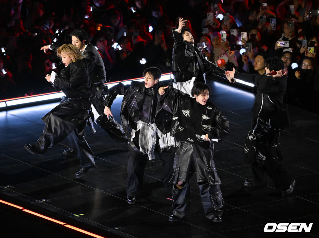 그룹 방탄소년단(BTS)이 21일 서울 광화문 광장에서 무료 복귀 공연 'BTS 컴백 라이브: 아리랑'(BTS THE COMEBACK LIVE | ARIRANG)을 펼쳐졌다. 방탄소년단은 전날 3년 9개월 만의 새 앨범인 정규 5집 ‘아리랑’을 발표했다. 타이틀곡 ‘스윔’은 멜론 ‘톱 100’ 차트 1위에 올랐고, 실물 음반도 발매 당일 약 400만장이 팔렸다. BTS가 공연을 펼치고 있다. 2026.03.21 / rumi@osen.co.kr