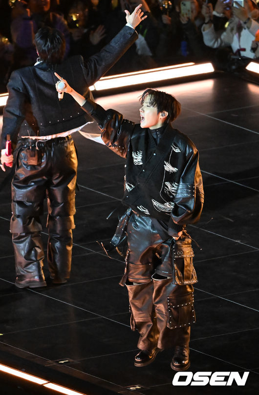 [OSEN=민경훈 기자] 그룹 방탄소년단(BTS)이 21일 서울 광화문 광장에서 무료 복귀 공연&nbsp;'BTS&nbsp;컴백 라이브: 아리랑'(BTS&nbsp;THE&nbsp;COMEBACK&nbsp;LIVE&nbsp;|&nbsp;ARIRANG)을 펼쳐졌다. 방탄소년단은 전날 3년 9개월 만의 새 앨범인 정규 5집 ‘아리랑’을 발표했다. 타이틀곡 ‘스윔’은 멜론 ‘톱 100’ 차트 1위에 올랐고, 실물 음반도 발매 당일 약 400만장이 팔렸다.  BTS의 제이홉이 공연을 펼치고 있다. 2026.03.21 / rumi@osen.co.kr