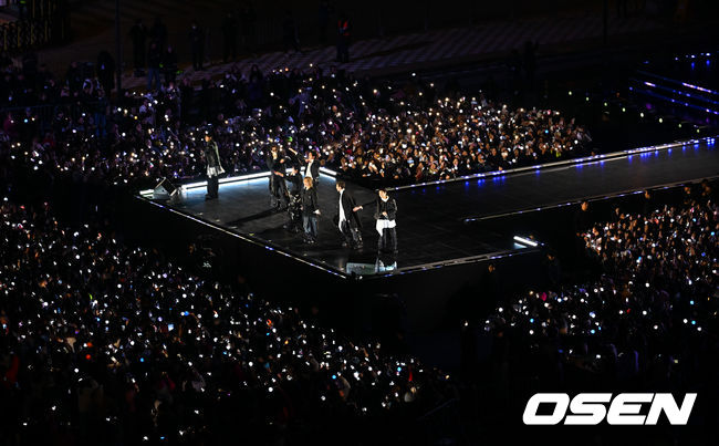 [OSEN=민경훈 기자] 그룹 방탄소년단(BTS)이 21일 서울 광화문 광장에서 무료 복귀 공연&nbsp;'BTS&nbsp;컴백 라이브: 아리랑'(BTS&nbsp;THE&nbsp;COMEBACK&nbsp;LIVE&nbsp;|&nbsp;ARIRANG)을 펼쳐졌다. 방탄소년단은 전날 3년 9개월 만의 새 앨범인 정규 5집 ‘아리랑’을 발표했다. 타이틀곡 ‘스윔’은 멜론 ‘톱 100’ 차트 1위에 올랐고, 실물 음반도 발매 당일 약 400만장이 팔렸다.  BTS의 RM, 진, 슈가, 제이홉, 지민, 뷔, 정국이 공연을 펼치고 있다. 2026.03.21 / rumi@osen.co.kr