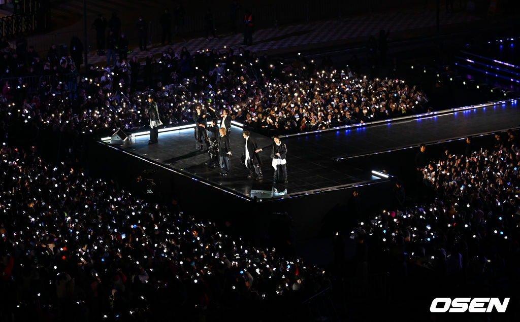 그룹 방탄소년단(BTS)이 21일 서울 광화문 광장에서 무료 복귀 공연 'BTS 컴백 라이브: 아리랑'(BTS THE COMEBACK LIVE | ARIRANG)을 펼쳐졌다. 방탄소년단은 전날 3년 9개월 만의 새 앨범인 정규 5집 ‘아리랑’을 발표했다. 타이틀곡 ‘스윔’은 멜론 ‘톱 100’ 차트 1위에 올랐고, 실물 음반도 발매 당일 약 400만장이 팔렸다. BTS의 RM, 진, 슈가, 제이홉, 지민, 뷔, 정국이 공연을 펼치고 있다. 2026.03.21 / rumi@osen.co.kr