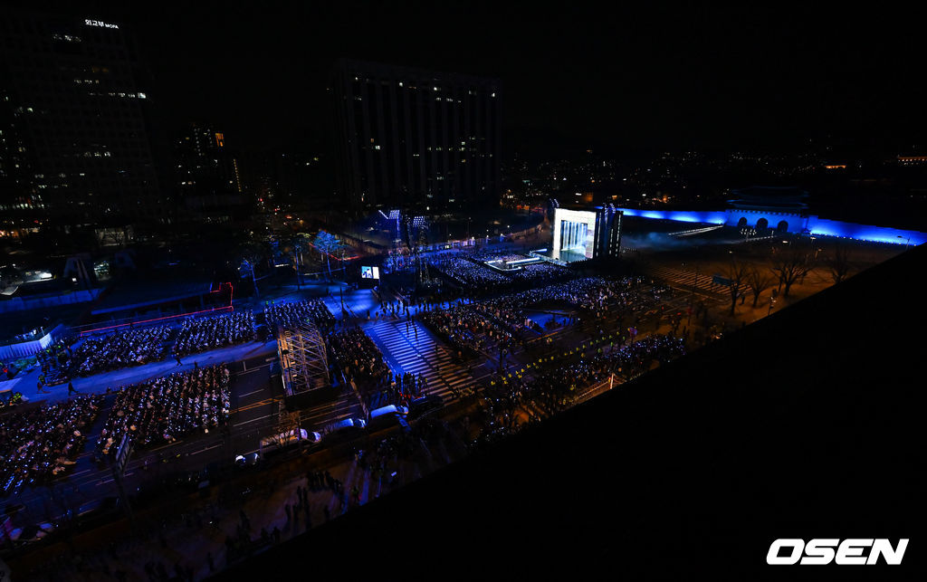 그룹 방탄소년단(BTS)이 21일 서울 광화문 광장에서 무료 복귀 공연 'BTS 컴백 라이브: 아리랑'(BTS THE COMEBACK LIVE | ARIRANG)을 펼쳐졌다. 방탄소년단은 전날 3년 9개월 만의 새 앨범인 정규 5집 ‘아리랑’을 발표했다. 타이틀곡 ‘스윔’은 멜론 ‘톱 100’ 차트 1위에 올랐고, 실물 음반도 발매 당일 약 400만장이 팔렸다. BTS의 RM, 진, 슈가, 제이홉, 지민, 뷔, 정국이 공연을 펼치고 있다. 2026.03.21 / rumi@osen.co.kr