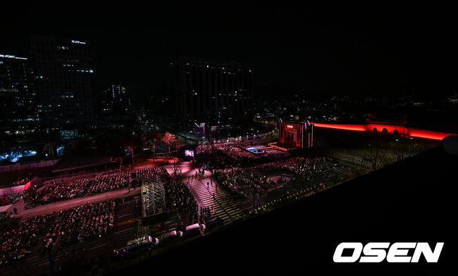 [OSEN=민경훈 기자] 그룹 방탄소년단(BTS)이 21일 서울 광화문 광장에서 무료 복귀 공연&nbsp;'BTS&nbsp;컴백 라이브: 아리랑'(BTS&nbsp;THE&nbsp;COMEBACK&nbsp;LIVE&nbsp;|&nbsp;ARIRANG)을 펼쳐졌다. 방탄소년단은 전날 3년 9개월 만의 새 앨범인 정규 5집 ‘아리랑’을 발표했다. 타이틀곡 ‘스윔’은 멜론 ‘톱 100’ 차트 1위에 올랐고, 실물 음반도 발매 당일 약 400만장이 팔렸다.  BTS의 RM, 진, 슈가, 제이홉, 지민, 뷔, 정국이 공연을 펼치고 있다. 2026.03.21 / rumi@osen.co.kr