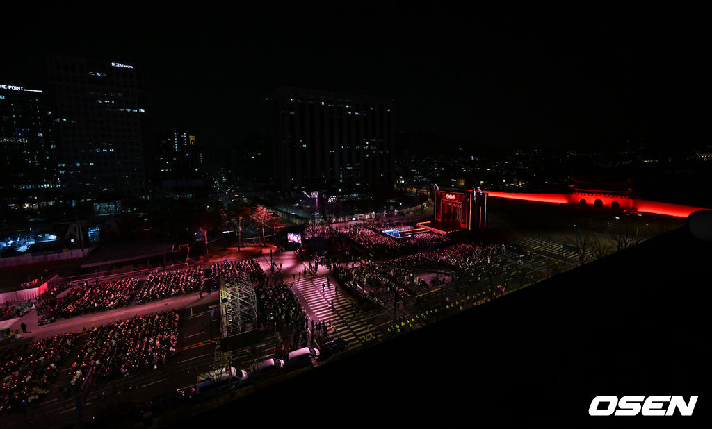 그룹 방탄소년단(BTS)이 21일 서울 광화문 광장에서 무료 복귀 공연 'BTS 컴백 라이브: 아리랑'(BTS THE COMEBACK LIVE | ARIRANG)을 펼쳐졌다. 방탄소년단은 전날 3년 9개월 만의 새 앨범인 정규 5집 ‘아리랑’을 발표했다. 타이틀곡 ‘스윔’은 멜론 ‘톱 100’ 차트 1위에 올랐고, 실물 음반도 발매 당일 약 400만장이 팔렸다. BTS의 RM, 진, 슈가, 제이홉, 지민, 뷔, 정국이 공연을 펼치고 있다. 2026.03.21 / rumi@osen.co.kr