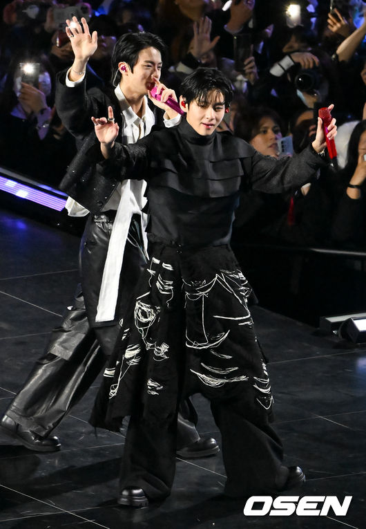 [OSEN=민경훈 기자] 그룹 방탄소년단(BTS)이 21일 서울 광화문 광장에서 무료 복귀 공연&nbsp;'BTS&nbsp;컴백 라이브: 아리랑'(BTS&nbsp;THE&nbsp;COMEBACK&nbsp;LIVE&nbsp;|&nbsp;ARIRANG)을 펼쳐졌다. 방탄소년단은 전날 3년 9개월 만의 새 앨범인 정규 5집 ‘아리랑’을 발표했다. 타이틀곡 ‘스윔’은 멜론 ‘톱 100’ 차트 1위에 올랐고, 실물 음반도 발매 당일 약 400만장이 팔렸다.  BTS 뷔가 공연을 펼치고 있다. 2026.03.21 / rumi@osen.co.kr