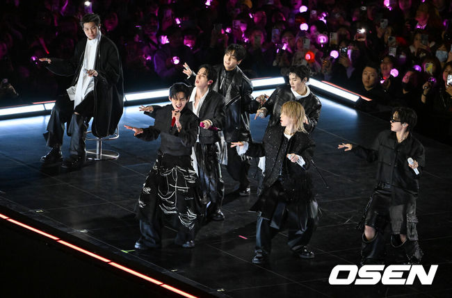 [OSEN=민경훈 기자] 그룹 방탄소년단(BTS)이 21일 서울 광화문 광장에서 무료 복귀 공연&nbsp;'BTS&nbsp;컴백 라이브: 아리랑'(BTS&nbsp;THE&nbsp;COMEBACK&nbsp;LIVE&nbsp;|&nbsp;ARIRANG)을 펼쳐졌다. 방탄소년단은 전날 3년 9개월 만의 새 앨범인 정규 5집 ‘아리랑’을 발표했다. 타이틀곡 ‘스윔’은 멜론 ‘톱 100’ 차트 1위에 올랐고, 실물 음반도 발매 당일 약 400만장이 팔렸다.  BTS의 RM, 진, 슈가, 제이홉, 지민, 뷔, 정국이 공연을 펼치고 있다. 2026.03.21 / rumi@osen.co.kr