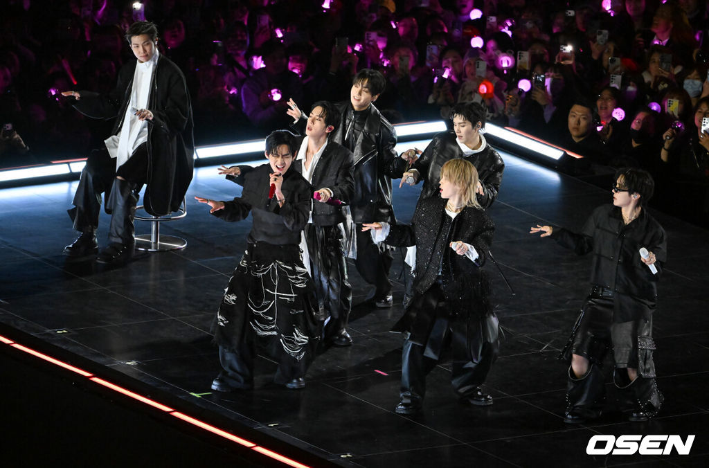 그룹 방탄소년단(BTS)이 21일 서울 광화문 광장에서 무료 복귀 공연 'BTS 컴백 라이브: 아리랑'(BTS THE COMEBACK LIVE | ARIRANG)을 펼쳐졌다. 방탄소년단은 전날 3년 9개월 만의 새 앨범인 정규 5집 ‘아리랑’을 발표했다. 타이틀곡 ‘스윔’은 멜론 ‘톱 100’ 차트 1위에 올랐고, 실물 음반도 발매 당일 약 400만장이 팔렸다. BTS의 RM, 진, 슈가, 제이홉, 지민, 뷔, 정국이 공연을 펼치고 있다. 2026.03.21 / rumi@osen.co.kr