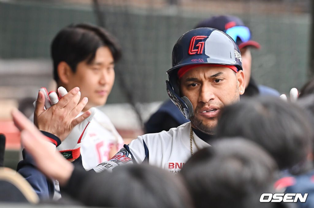 22일 부산 사직야구장에서 2026 신한 SOL KBO 리그 롯데 자이언츠와 한화 이글스의 시범경기가 열렸다. 홈팀 롯데는 비슬리가, 방문팀 한화는 에르난데스가 선발 출전했다.롯데 자이언츠 레이예스가 3회말 무사 1루 우월 2점 홈런을 치고 하이파이브를 하고 있다. 2026.03.22 / foto0307@osen.co.kr
