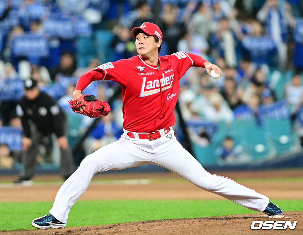 14일 대구 삼성라이온즈파크에서 ‘2025 신한 SOL뱅크 KBO리그’ 준플레이오프(5전 3선승제) 4차전 삼성 라이온즈와 SSG 랜더스의 경기가 열렸다.삼성은 아리엘 후라도, SSG는 김광현을 선발로 내세웠다.1회말 SSG 선발 김광현이 힘차게 공을 뿌리고 있다. 2025.10.14 / dreamer@osen.co.kr