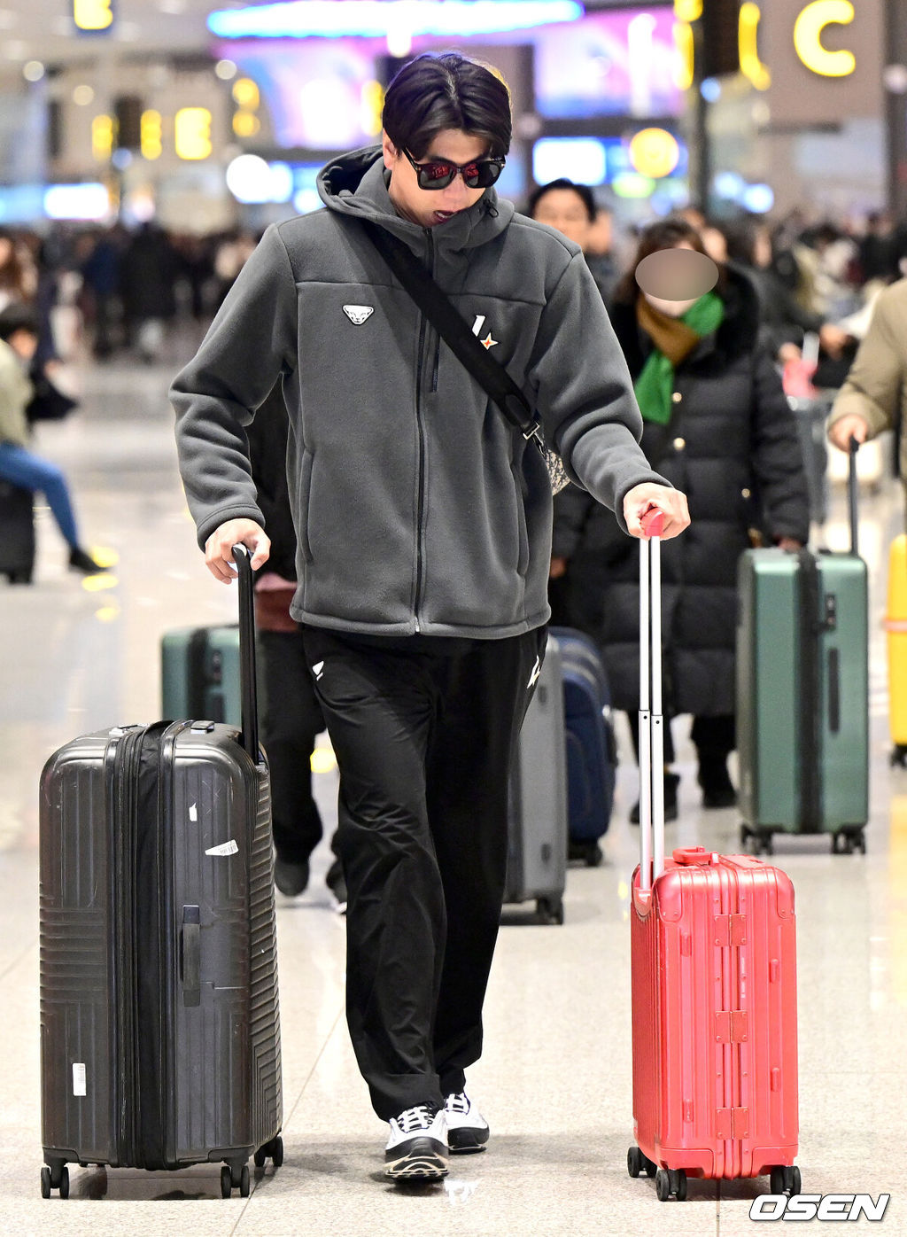 프로야구 SSG 랜더스 스프링캠프 선발대가 19일 오전 인천공항을 통해 미국 플로리다로 출국했다.SSG는 2026 시즌을 준비하기 위해 미국 플로리다주 베로비치에서 1차 스프링캠프를 펼친다.SSG 김광현이 출국장에 들어서고 있다. 2026.01.19 / dreamer@osen.co.kr