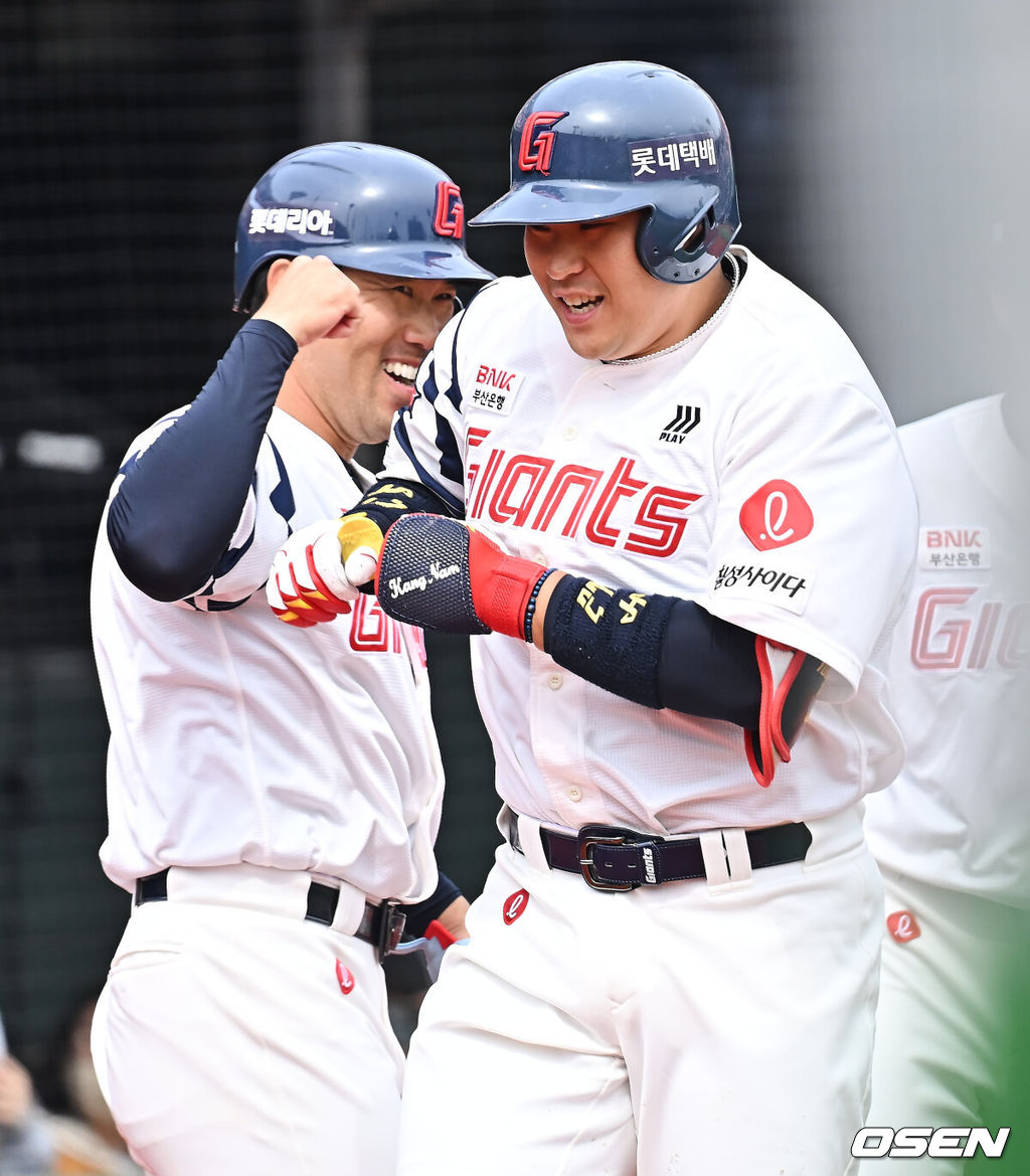 22일 부산 사직야구장에서 2026 신한 SOL KBO 리그 롯데 자이언츠와 한화 이글스의 시범경기가 열렸다. 홈팀 롯데는 비슬리가, 방문팀 한화는 에르난데스가 선발 출전했다.롯데 자이언츠 유강남이 3회말 2사 1,2루 좌월 3점 홈런을 치고 하이파이브를 하고 있다. 2026.03.22 / foto0307@osen.co.kr