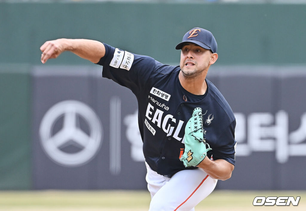 22일 부산 사직야구장에서 2026 신한 SOL KBO 리그 롯데 자이언츠와 한화 이글스의 시범경기가 열렸다. 홈팀 롯데는 비슬리가, 방문팀 한화는 에르난데스가 선발 출전했다.한화 이글스 선발 투수 에르난데스가 역투하고 있다. 2026.03.22 / foto0307@osen.co.kr