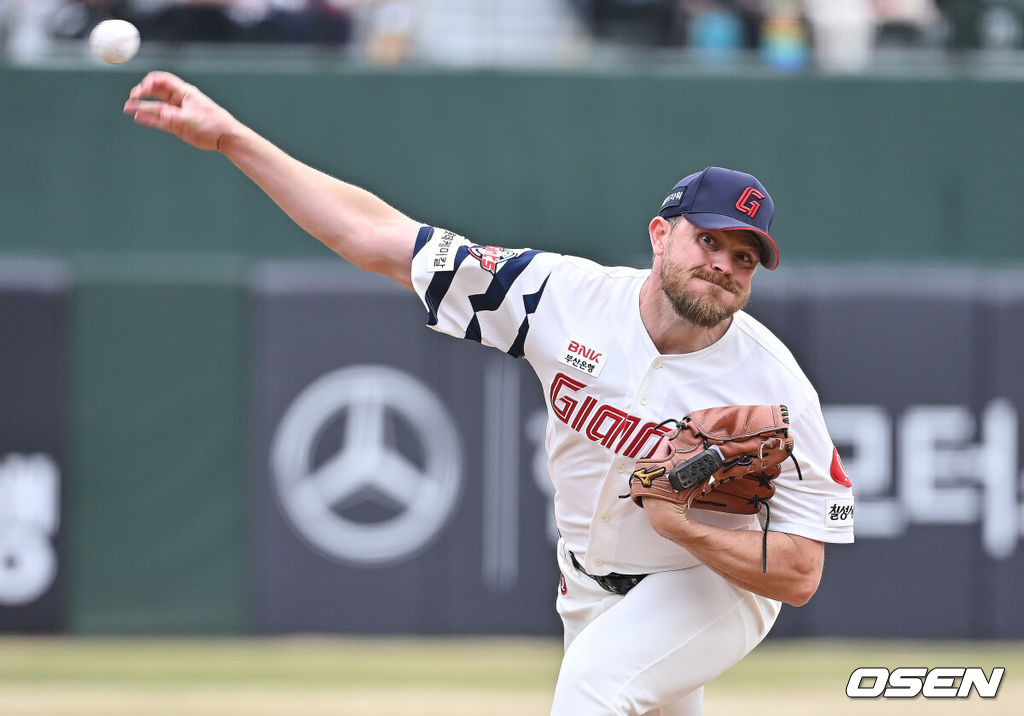 22일 부산 사직야구장에서 2026 신한 SOL KBO 리그 롯데 자이언츠와 한화 이글스의 시범경기가 열렸다. 홈팀 롯데는 비슬리가, 방문팀 한화는 에르난데스가 선발 출전했다.롯데 자이언츠 선발 투수 비슬리가 역투하고 있다. 2026.03.22 / foto0307@osen.co.kr