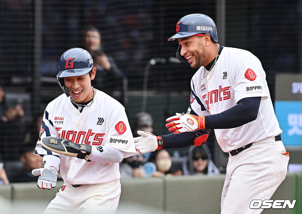 22일 부산 사직야구장에서 2026 신한 SOL KBO 리그 롯데 자이언츠와 한화 이글스의 시범경기가 열렸다. 홈팀 롯데는 비슬리가, 방문팀 한화는 에르난데스가 선발 출전했다.롯데 자이언츠 레이예스가 3회말 무사 1루 우월 2점 홈런을 치고 황성빈과 세리머니를 하고 있다. 2026.03.22 / foto0307@osen.co.kr