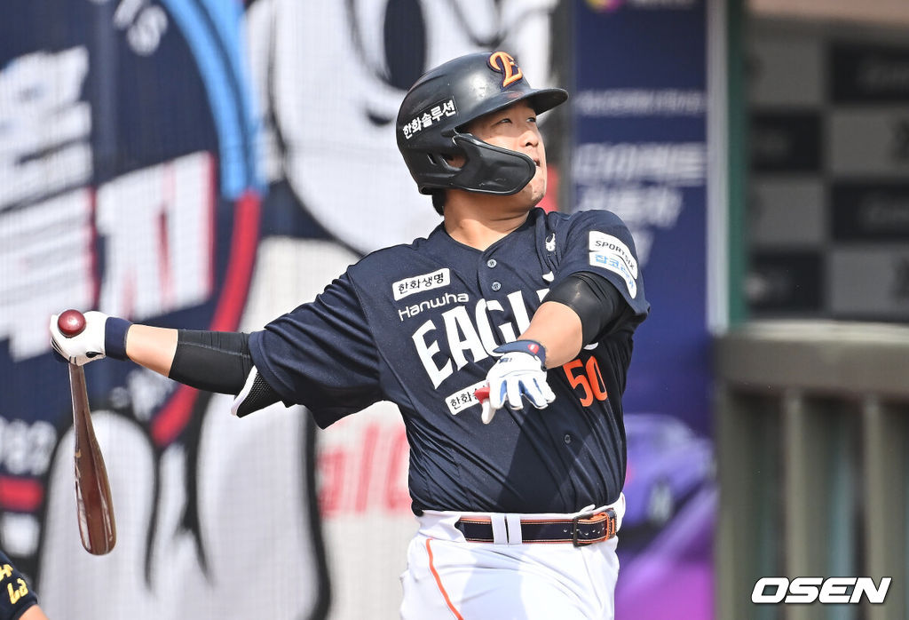 22일 부산 사직야구장에서 2026 신한 SOL KBO 리그 롯데 자이언츠와 한화 이글스의 시범경기가 열렸다. 홈팀 롯데는 비슬리가, 방문팀 한화는 에르난데스가 선발 출전했다.한화 이글스 강백호가 6회초 1사 1루 우중월 2점 홈런을 치고 있다. 2026.03.22 / foto0307@osen.co.kr