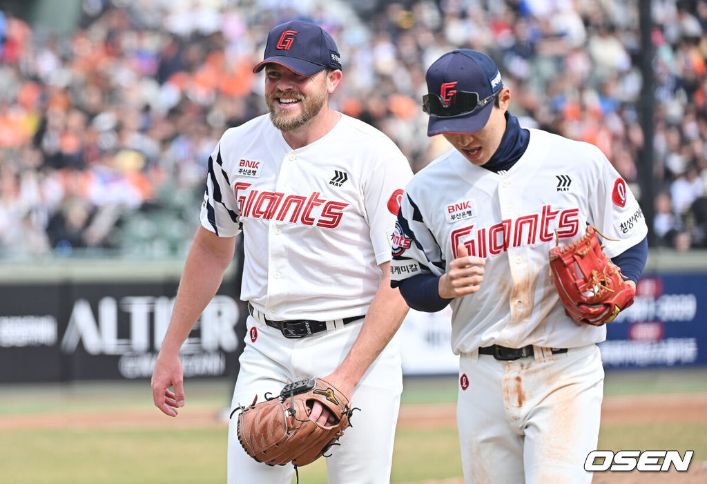 22일 부산 사직야구장에서 2026 신한 SOL KBO 리그 롯데 자이언츠와 한화 이글스의 시범경기가 열렸다. 홈팀 롯데는 비슬리가, 방문팀 한화는 에르난데스가 선발 출전했다.롯데 자이언츠 선발 투수 비슬리가 5회초 2사 3루 한화 이글스 김태연을 3루수 땅볼로 잡고 박승욱과 하이파이브를 하고 있다. 2026.03.22 / foto0307@osen.co.kr
