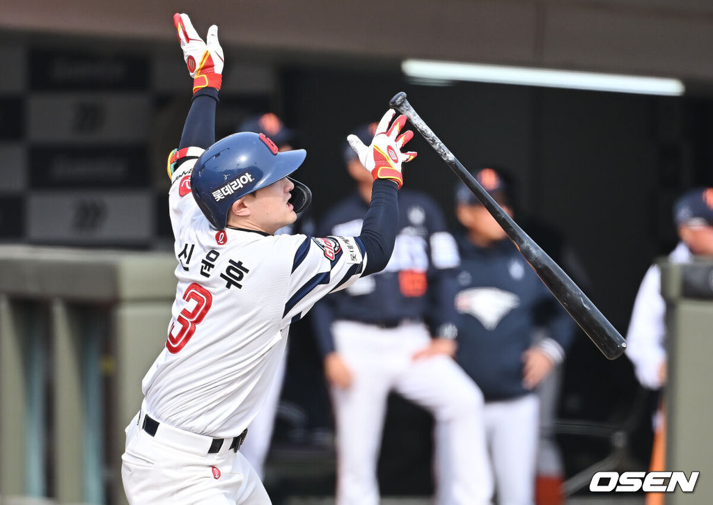 22일 부산 사직야구장에서 2026 신한 SOL KBO 리그 롯데 자이언츠와 한화 이글스의 시범경기가 열렸다. 홈팀 롯데는 비슬리가, 방문팀 한화는 에르난데스가 선발 출전했다.롯데 자이언츠 신윤후가 7회말 1사 1루 좌월 2점 홈런을 치고 있다. 2026.03.22 / foto0307@osen.co.kr