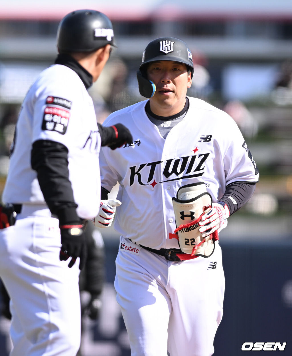 19일 경기도 수원 KT위즈파크에서 ‘2026 신한 SOL KBO리그’ 시범경기 KT 위즈와 키움 히어로즈의 경기가 열렸다.KT는 선발 투수로 보쉴리를, 키움은 김윤하를 마운드에 올렸다.7회말 2사 2루 KT 김현수가 우익선상으로 동점 적시 2루타를 날린 뒤 대주자로 교체되고 있다. 2026.03.19 /cej@osen.co.kr