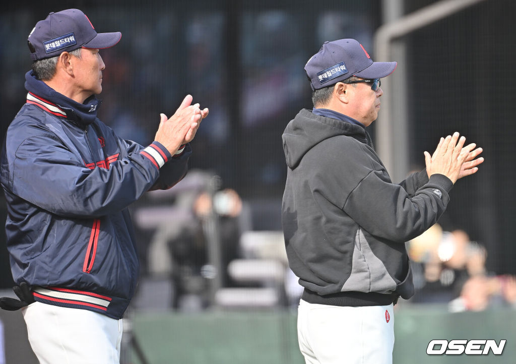 22일 부산 사직야구장에서 2026 신한 SOL KBO 리그 롯데 자이언츠와 한화 이글스의 시범경기가 열렸다. 홈팀 롯데는 비슬리가, 방문팀 한화는 에르난데스가 선발 출전했다.롯데 자이언츠 김태형 감독과 강석천 코치가 10-6으로 승리한 후 선수들에게 축하 박수를 치고 있다. 2026.03.22 / foto0307@osen.co.kr