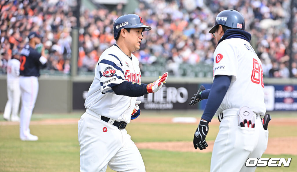 22일 부산 사직야구장에서 2026 신한 SOL KBO 리그 롯데 자이언츠와 한화 이글스의 시범경기가 열렸다. 홈팀 롯데는 비슬리가, 방문팀 한화는 에르난데스가 선발 출전했다.롯데 자이언츠 유강남이 3회말 2사 1,2루 좌월 3점 홈런을 치고 하이파이브를 하고 있다. 2026.03.22 / foto0307@osen.co.kr