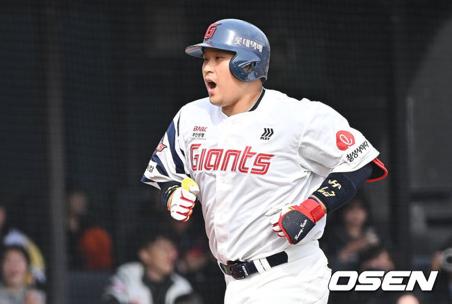 [OSEN=부산, 이석우 기자] 22일 부산 사직야구장에서 2026 신한 SOL KBO 리그 롯데 자이언츠와 한화 이글스의 시범경기가 열렸다. 홈팀 롯데는 비슬리가, 방문팀 한화는 에르난데스가 선발 출전했다.롯데 자이언츠 유강남이 6회말 무사 1루 좌월 2점 홈런을 치고 환호하고 있다. 2026.03.22 / foto0307@osen.co.kr