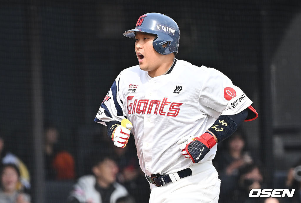 22일 부산 사직야구장에서 2026 신한 SOL KBO 리그 롯데 자이언츠와 한화 이글스의 시범경기가 열렸다. 홈팀 롯데는 비슬리가, 방문팀 한화는 에르난데스가 선발 출전했다.롯데 자이언츠 유강남이 6회말 무사 1루 좌월 2점 홈런을 치고 환호하고 있다. 2026.03.22 / foto0307@osen.co.kr