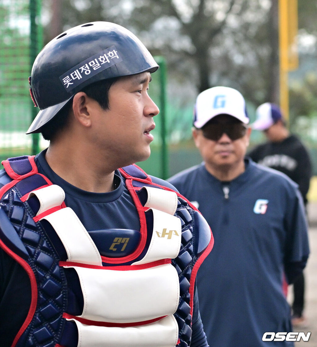 3일 일본 미야자키현 아야초 니시키바루 야구장에서 SSG 랜더스와 롯데 자이언츠의 연습경기가 열렸다.이날 SSG가 롯데에 10-5로 이겼다. SSG는 5일부터 이틀간 두산 베어스와 연습경기를 치른다. 연습경기 일정을 모두 소화한 롯데는 5일 모든 스프링캠프 일정을 마치고 귀국한다.롯데 유강남이 김태형 감독이 지켜보는 가운데 훈련을 하고 있다. 2026.03.03 /jpnews@osen.co.kr