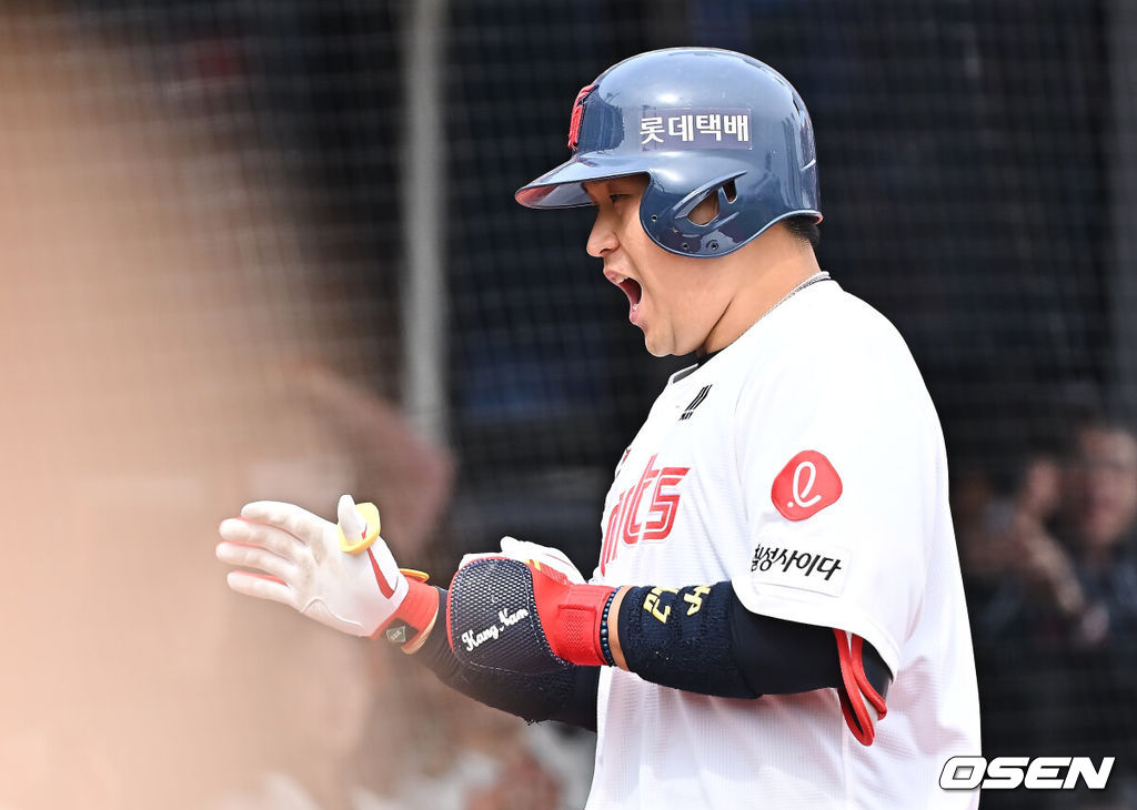 22일 부산 사직야구장에서 2026 신한 SOL KBO 리그 롯데 자이언츠와 한화 이글스의 시범경기가 열렸다. 홈팀 롯데는 비슬리가, 방문팀 한화는 에르난데스가 선발 출전했다.롯데 자이언츠 유강남이 3회말 2사 1,2루 좌월 3점 홈런을 치고 하이파이브를 하고 있다. 2026.03.22 / foto0307@osen.co.kr