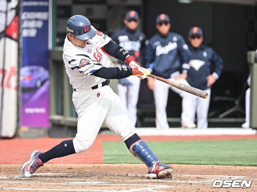 22일 부산 사직야구장에서 2026 신한 SOL KBO 리그 롯데 자이언츠와 한화 이글스의 시범경기가 열렸다. 홈팀 롯데는 비슬리가, 방문팀 한화는 에르난데스가 선발 출전했다.롯데 자이언츠 유강남이 6회말 무사 1루 좌월 2점 홈런을 치고 있다. 2026.03.22 / foto0307@osen.co.kr