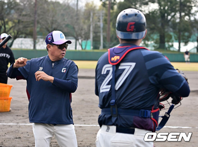 [OSEN=미야자키(일본), 지형준 기자] 3일 일본 미야자키현 아야초 니시키바루 야구장에서 SSG 랜더스와 롯데 자이언츠의 연습경기가 열렸다.이날 SSG가 롯데에 10-5로 이겼다.&nbsp;SSG는 5일부터 이틀간 두산 베어스와 연습경기를 치른다. 연습경기 일정을 모두 소화한 롯데는 5일 모든 스프링캠프 일정을&nbsp;마치고 귀국한다.롯데 김태형 감독이 유강남에게 조언을 하고 있다. 2026.03.03 /jpnews@osen.co.kr