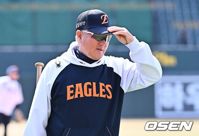 [OSEN=부산, 이석우 기자] 21일 부산 사직야구장에서 2026 신한 SOL KBO 리그 롯데 자이언츠와 한화 이글스의 시범경기가 열린다. 지난 12일 시작된 시범경기는 24일까지 진행되며, 각 팀이 12경기씩 총 60경기가 펼쳐진다.한화 이글스 김경문 감독이 선수들의 훈련을 지켜보고 있다. 2026.03.21 / foto0307@osen.co.kr