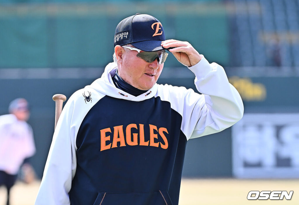 21일 부산 사직야구장에서 2026 신한 SOL KBO 리그 롯데 자이언츠와 한화 이글스의 시범경기가 열린다. 지난 12일 시작된 시범경기는 24일까지 진행되며, 각 팀이 12경기씩 총 60경기가 펼쳐진다.한화 이글스 김경문 감독이 선수들의 훈련을 지켜보고 있다. 2026.03.21 / foto0307@osen.co.kr