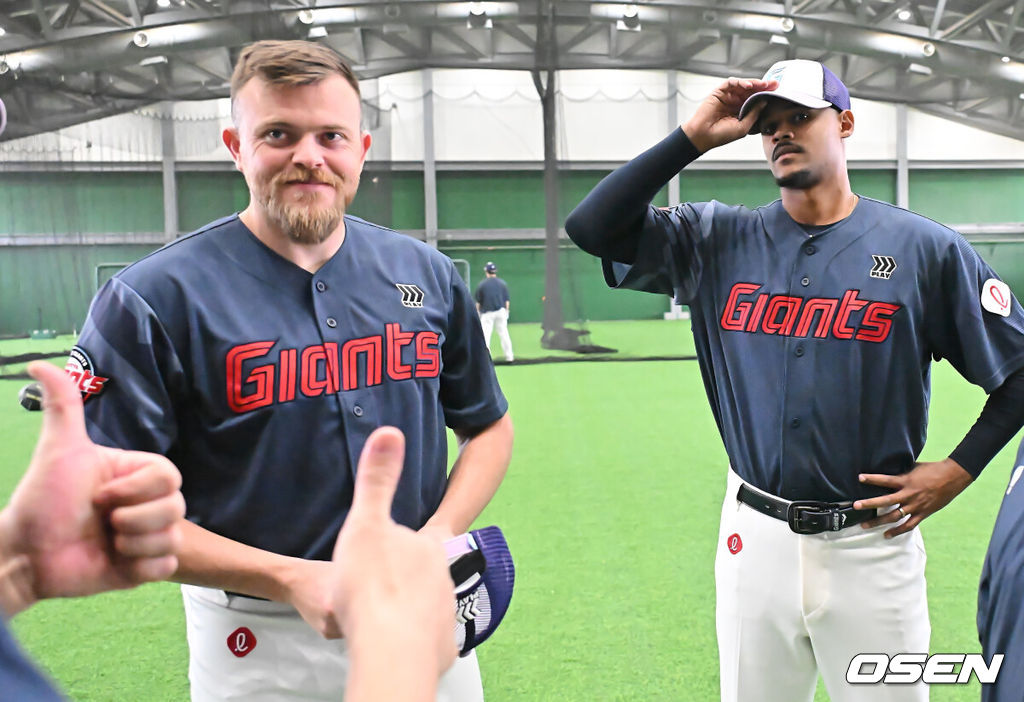프로야구 롯데 자이언츠가 31일(한국시간) 대만 타이난 아시아-태평양 국제야구센터에 스프링캠프를 차리고 구슬땀을 흘렸다.김태형 감독 등 코치진과 투수 20명, 포수 5명, 내야수 9명, 외야수 7명 등 총 41명의 선수단이 1월 20일까지 1차 캠프에서 체력 강화와 기술 훈련을 치른 뒤 21일부터 3월 5일까지 일본 미야자키로 옮겨 2차 캠프에서 구춘리그에 참가해 실전 감각을 점검한다.롯데 새 외국인 투수 비슬리, 로드리게스(왼쪽부터)가 김상진 코치와 얘기하고 있다. 2026.01.31 / foto0307@osen.co.kr