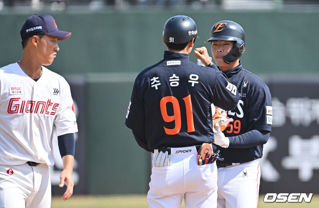 21일 부산 사직야구장에서 2026 신한 SOL KBO 리그 롯데 자이언츠와 한화 이글스의 시범경기가 열렸다. 홈팀 롯데는 로드리게스가, 방문팀 한화는 엄상백이 선발 출전했다.한화 이글스 허인서가 4회초 2사 1루 좌중간 1타점 2루타를 치고 하이파이브를 하고 있다. 2026.03.21 / foto0307@osen.co.kr