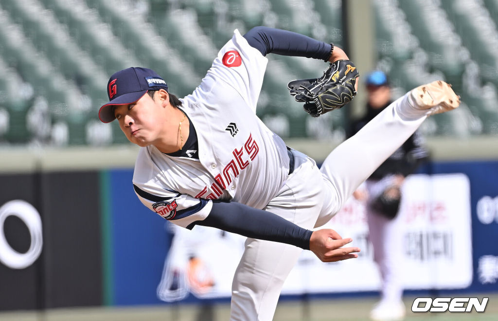 13일 부산 사직야구장에서 2026 신한 SOL KBO 리그 롯데 자이언츠와 KT 위즈의 시범경기가 열렸다. 홈팀 롯데는 쿄야마가 방문팀 KT는 보쉴리가 선발 출전했다.롯데 자이언츠 이민석이 역투하고 있다. 2026.03.13 / foto0307@osen.co.kr