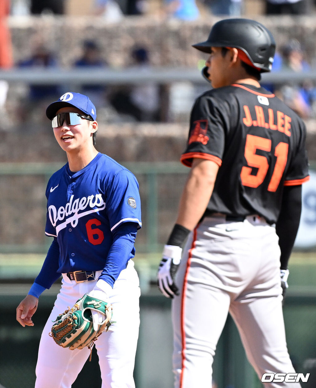 '코리안 데이'였다. 이정후(샌프란시스코 자이언츠)와 김혜성(LA 다저스)이 맞대결에서 나란히 맹활약했다. LA 다저스와 샌프란시스코 자이언츠는 2일(이하 한국시간) 미국 애리조나주 글렌데일의 캐멀백 랜치에서 2025 메이저리그 시범경기를 치렀다. 이날 김혜성은 8번 유격수로, 이정후는 3번 중견수로 각각 선발 출장했다. 이정후가 총알 2루타로 선제 타점을 올리자, 7푼 타율로 마음고생을 하던 김혜성은 시범경기 첫 홈런포를 터뜨렸다.1회초 1사 3루에서 샌프란시스코 자이언츠 이정후의 우전 적시 2루타 때 LA 다저스 김혜성이 미소를 짓고 있다. 2025.03.02 / sunday@osen.co.kr