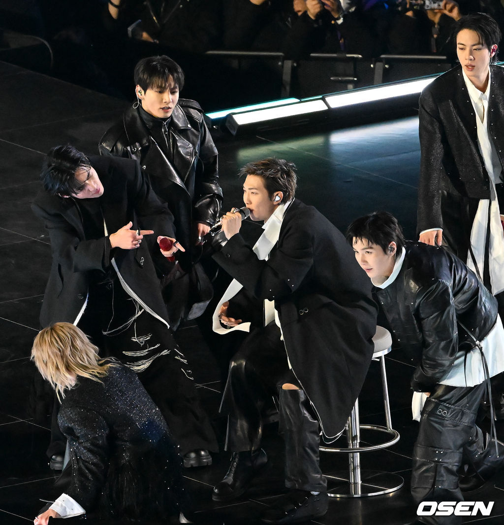 발목 부상 RM 곁에서 퍼포먼스 펼친 BTS (사진=민경훈 기자)