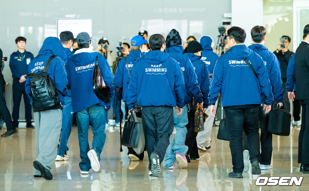 'KEEP SWIMMING' 점퍼 입고 출국한 BTS, 우리는 계속 헤엄친다 (사진=박준형 기자)