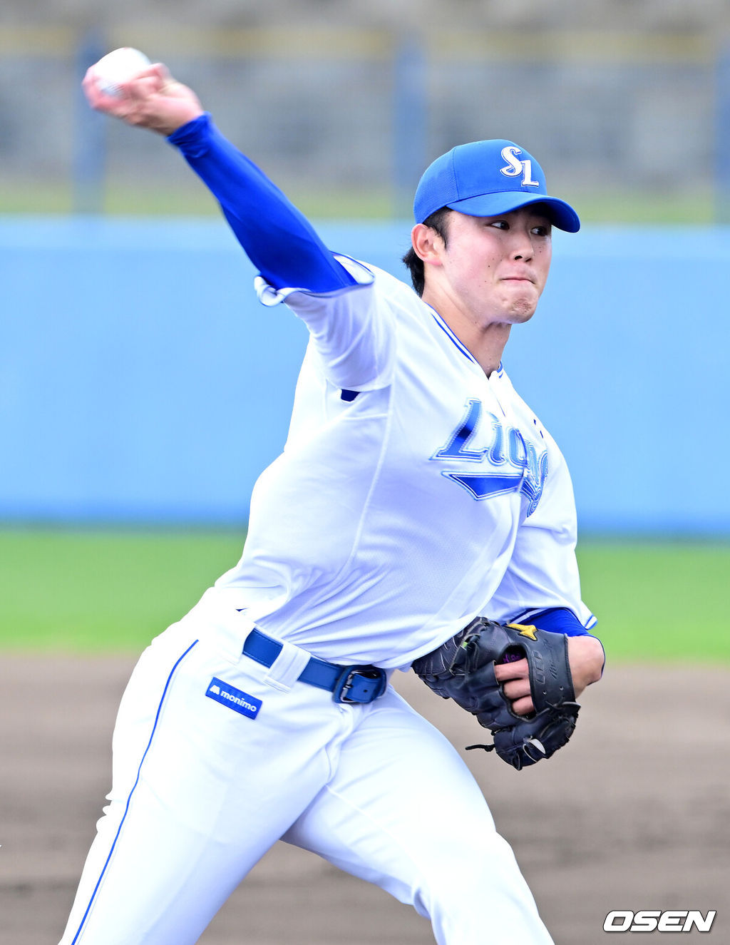 프로야구 삼성 라이온즈가 1일 일본 오키나와 온나손 아카마구장에서 스프링 캠프를 차리고 구슬땀을 흘렸다.삼성은 이번 2차 캠프에서 훈련 뿐 아니라 대표팀, 국내 팀들과 연습경기를 통해 전력을 가다듬을 예정이다.삼성 아시아쿼터 미야지 유라가 라이브 피칭을 펼치고 있다. 2026.03.01 / dreamer@osen.co.kr