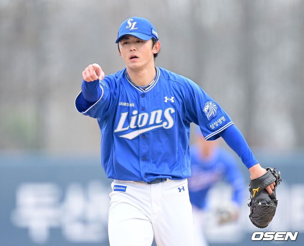 15일 경기도 이천 두산베어스파크에서 ‘2026 신한 SOL KBO리그’ 시범경기 두산 베어스와 삼성 라이온즈의 경기가 열렸다.홈팀 두산은 최승용, 방문팀 삼성은 임기영을 선발로 내세웠다.5회말 2사 1, 3루 상황 삼성 미야지 유라가 두산 이유찬을 삼진으로 이끌며 포수에게 제스처를 보내고 있다. 2026.03.15 / dreamer@osen.co.kr