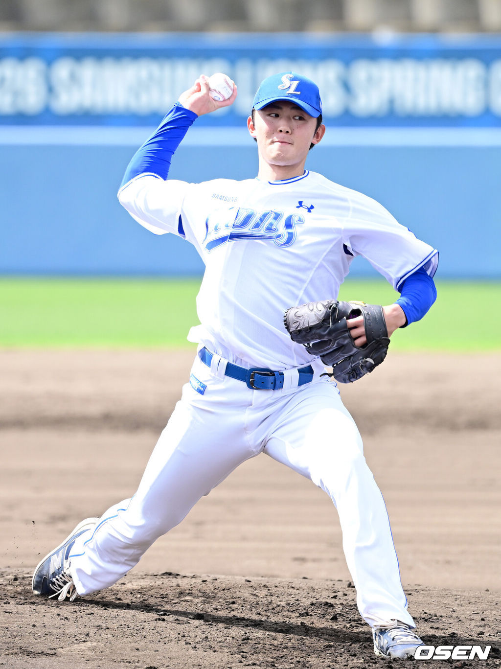 프로야구 삼성 라이온즈가 1일 일본 오키나와 온나손 아카마구장에서 스프링 캠프를 차리고 구슬땀을 흘렸다.삼성은 이번 2차 캠프에서 훈련 뿐 아니라 대표팀, 국내 팀들과 연습경기를 통해 전력을 가다듬을 예정이다.삼성 아시아쿼터 미야지 유라가 라이브 피칭을 펼치고 있다. 2026.03.01 / dreamer@osen.co.kr