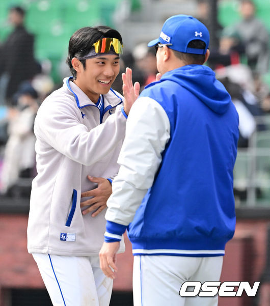 [OSEN=인천, 지형준 기자] 삼성 라이온즈가 SSG 랜더스와 시범경기에서 완승을 거뒀다.삼성은 16일 인천SSG랜더스필드에서 열린 SSG 랜더스와 시범경기에서 8-0 승리를 거뒀다. 홈런만 3방 터졌다. 선발 최원태를 비롯해 불펜진까지 마운드도 철벽이었다.경기를 마치고 삼성 이재현이 박진만 감독과 승리 하이파이브를 하고 있다. 2026.03.16&nbsp;/ jpnews@osen.co.kr