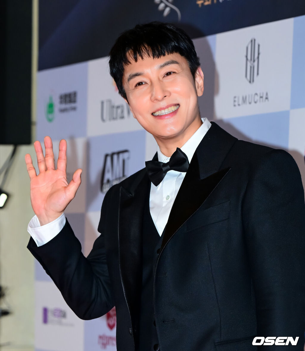 10일 오후 서울 용산 서울드래곤시티에서 2025 서울국제영화대상 시상식이 열렸다.지난 2012년 '스타의 밤 – 대한민국 톱스타상 시상식'으로 시작해 올해로 13회째를 맞이한 이번 시상식은 2024년 8월부터 2025년 11월까지 개봉된 영화와 OTT 플랫폼을 통해 방영된 작품들을 대상으로, 공정하고 엄격한 심사를 통해 선정된 감독과 배우들에게 시상을 하는 명실상부 올 한 해를 총결산하는 영화인들의 축제다.가수 신화 김동완이 포즈를 취하고 있다. 2025.12.10 /jpnews@osen.co.kr