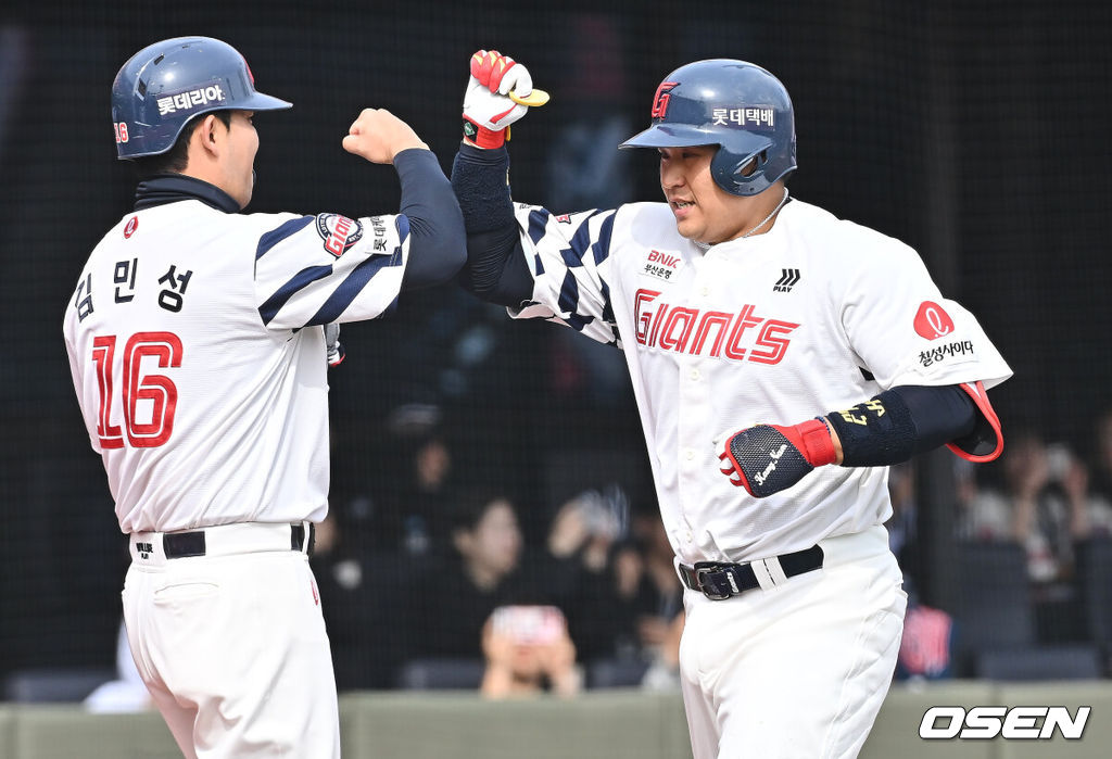 22일 부산 사직야구장에서 2026 신한 SOL KBO 리그 롯데 자이언츠와 한화 이글스의 시범경기가 열렸다. 홈팀 롯데는 비슬리가, 방문팀 한화는 에르난데스가 선발 출전했다.롯데 자이언츠 유강남이 6회말 무사 1루 좌월 2점 홈런을 치고 하이파이브를 하고 있다. 2026.03.22 / foto0307@osen.co.kr